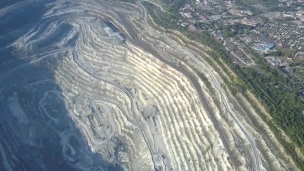 Asbest açık döküm madencilik taş ocağı kasaba tarafından yüksek üst görünümü — Stok video