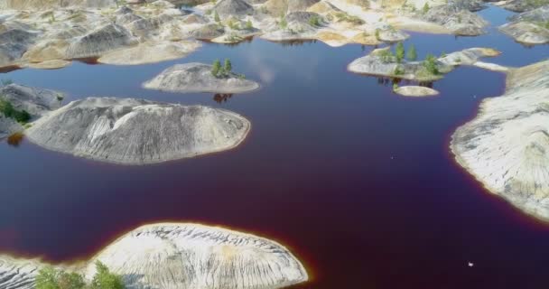 运动在安静的黑暗的湖在老废的黏土采石场与白色海岛和小飞行的鸟 — 图库视频影像