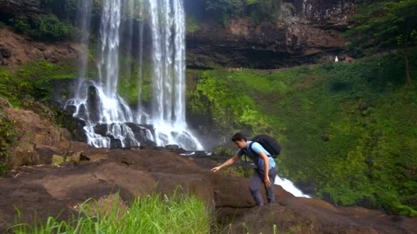 Fort Gars Pieds Nus Touriste Avec Grand Sac Dos Grimpe — Video