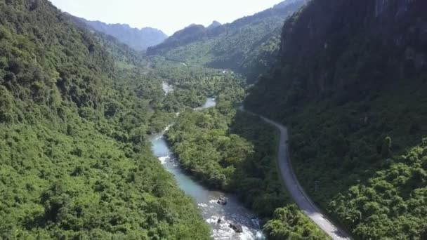 녹색 캐년 강와 고속도로 위에 새 눈 비행 — 비디오
