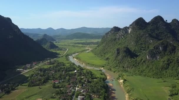 Flycam sigue la carretera fluvial que corre en valle entre colinas — Vídeo de stock