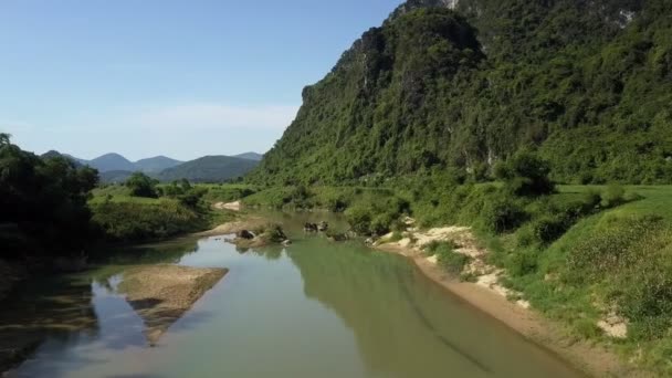 Vista superiore fiume tranquillo con sabbia e isole rocciose — Video Stock