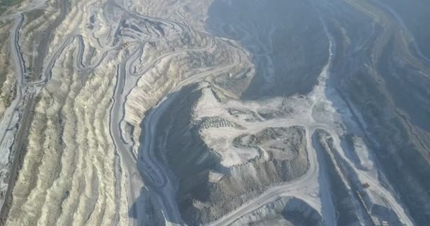 Widok górnej kaskadowo azbestu pit i eksploatacji maszyn — Wideo stockowe