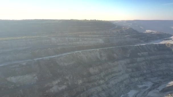 Pohyb nad azbestu pit stinné stupňovitého svahu pod modrou oblohou — Stock video