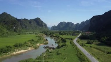 üst nehir yolu motorcularla Vadisi paralel olarak gitmek