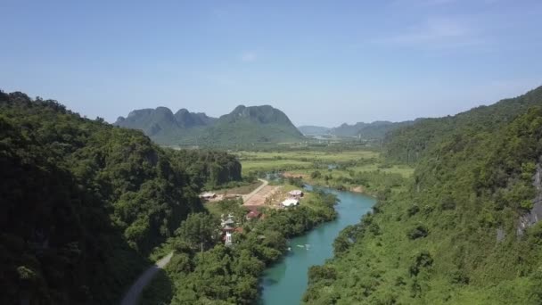 Rörelse längs floden vägen till dalen börjar med byn — Stockvideo