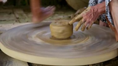 kadın tekerlek ayak potter yapar sonraki toprak kap tarafından döner