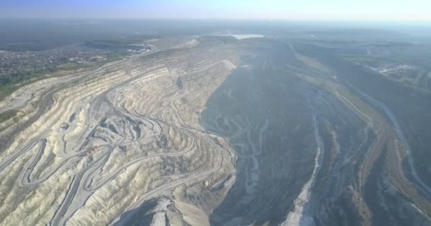 Vista aérea cañón oscuro profundo en el centro de la cantera de amianto — Vídeo de stock