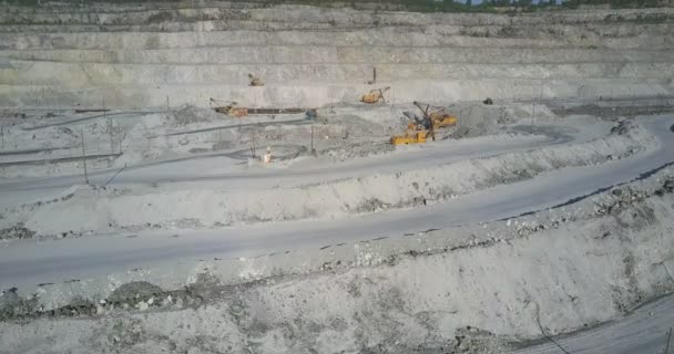 Movimiento por encima de las máquinas mineras en placa en la cantera de amianto — Vídeos de Stock