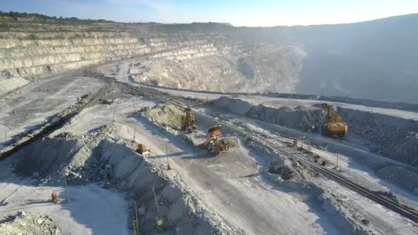 Vista Aerea Panoramica Potente Dump Truck Scarica Roccia Sulla Terrazza — Video Stock