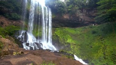 milli park içinde taşlar üzerinde yüksek düzeyde düşen beyaz köpüklü şelale akarsu resimsel resim güneş ışınları ışık 