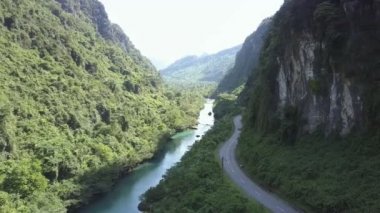 yol ve nehir menderes dik yemyeşil orman bankalar arasında