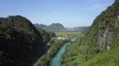 nehir ve yol Vadisi karşı ile hava panorama Kanyon