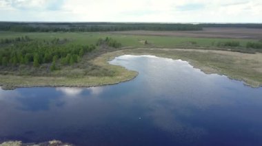ayna göl yansıyan bulutlu yeşil çayır yakınındaki sakin
