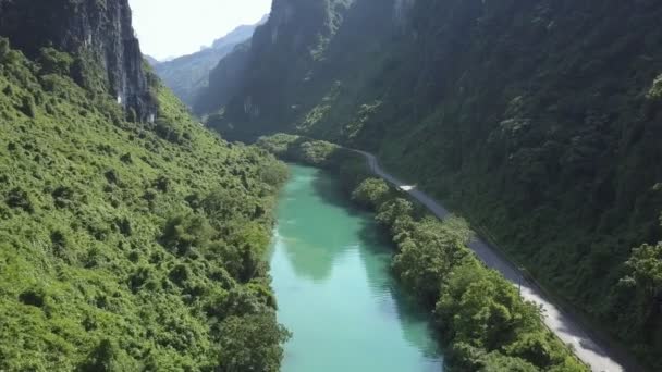 Kamera fährt über Fluss und Autobahn zum Sonnenfleck auf der Straße — Stockvideo