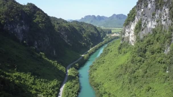 Antenne steiles felsiges Flussufer und Autobahn in grüner Schlucht — Stockvideo