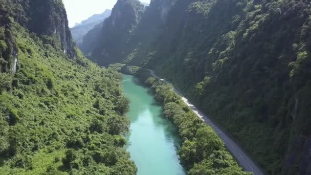 Aerial blå floden och motorvägen på bank meander i canyon — Stockvideo