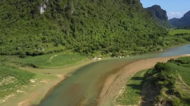 Naher Fluss mit Sandbank am Fuße des Berges — Stockvideo