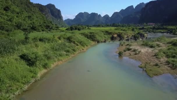Camera volgt kalme rivier meanderende over vallei — Stockvideo