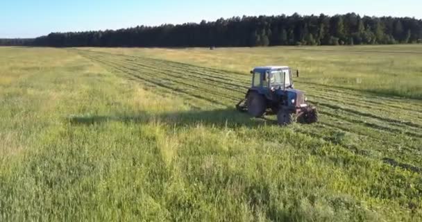 Bonde driver gräsklippare avger rök i atmosfären — Stockvideo