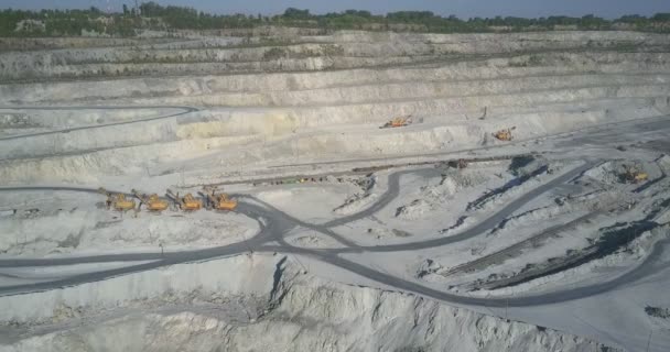 Många grävmaskiner stå på gropen terrasser korsas av spåren — Stockvideo