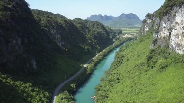 Estrada rochosa ensolarada aérea da margem do rio no banco shady no canyon — Vídeo de Stock