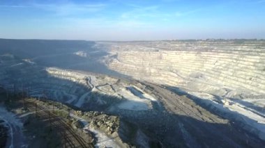 parlak güneş ışığı hava görünümünü modern büyük asbest çukur