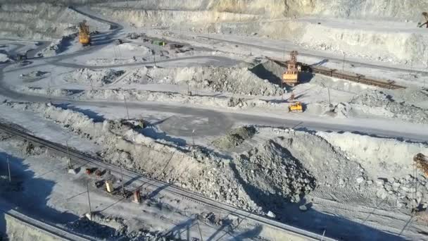 Excavatrice charge des plates-formes pour le transport de roches sur la fosse — Video