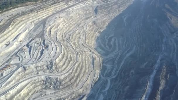 Fotoaparát se tyčí nad azbestu lomu u města a malé jezero — Stock video