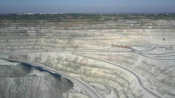 Horní pohled azbest důl otevřít pit terénu poblíž zelené město — Stock video