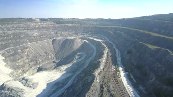 Ferrovias e estradas cercam o canyon principal do poço do amianto — Vídeo de Stock