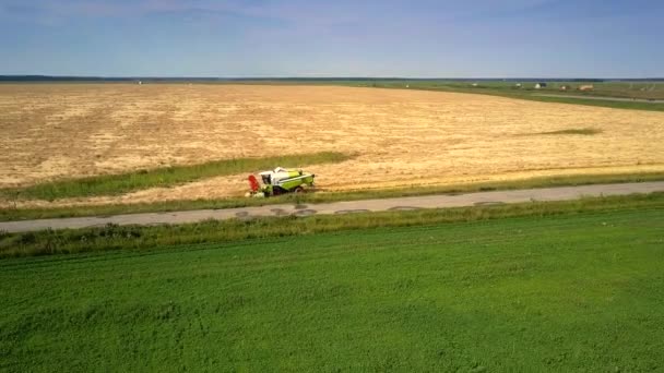 Flycam видалення з комбайном та відкривається вид на річку — стокове відео