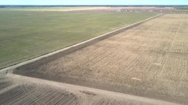 kuş gözü uçuş hasat ve yeşil alanları arasındaki yol üzerinde