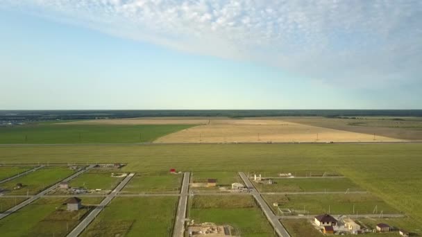 Vista aérea edifício casa de campo aldeia com parcelas vazias — Vídeo de Stock