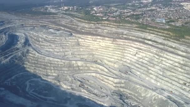 Widok górnej azbestu pit słoneczny wkroczył tarasy przez miasto — Wideo stockowe