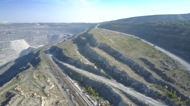 Meraviglioso Movimento Aereo Binari Vuoti Ferrovia Colline Cascata Pozzo Amianto — Video Stock