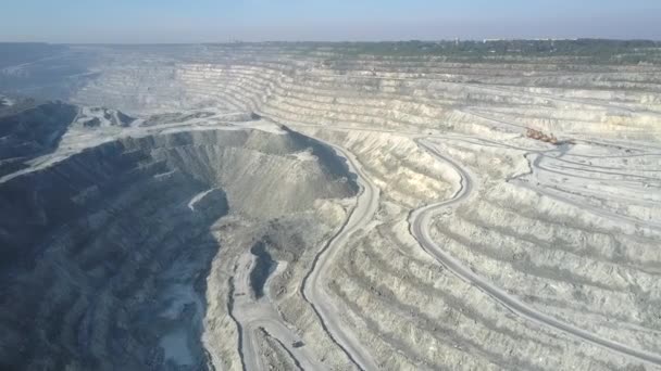 Depósitos de mineração de amianto em canyon pit contra terraços brancos — Vídeo de Stock