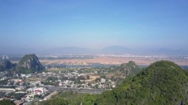 mavi gökyüzünün altında yeşil tepeler ile hava modern şehir