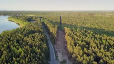 muazzam görünümü bölgeyi ormandaki gölde karayoluyla kesmek