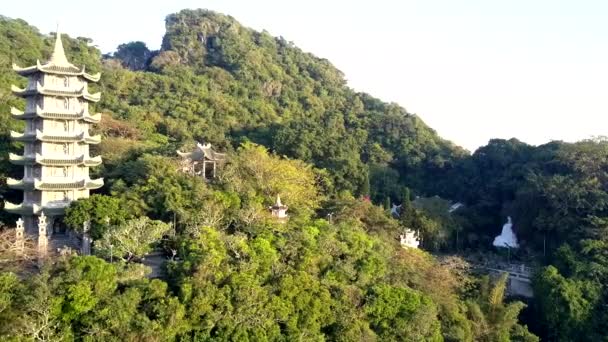 Пагода с видом с воздуха среди диких тропических джунглей на горе — стоковое видео