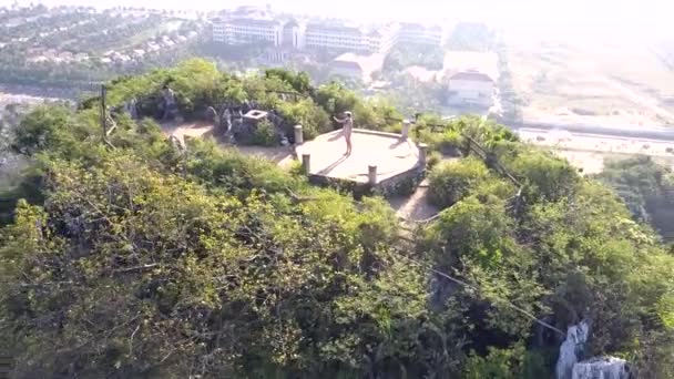 Vista aérea cubierta de observación de montaña con turista chica — Vídeo de stock