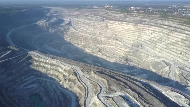 Aerial panorama djupt asbest stenbrott i sommarmorgon — Stockvideo