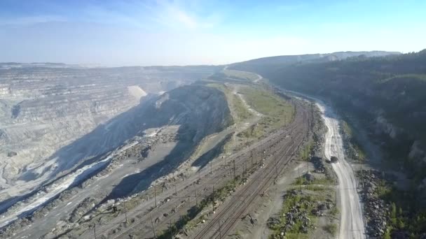 Vista aérea ferrocarriles carretera terrestre en el pozo de amianto por colinas — Vídeo de stock