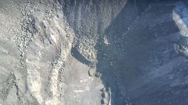 Vista superior gran cantera de amianto con colinas en cascada — Vídeos de Stock