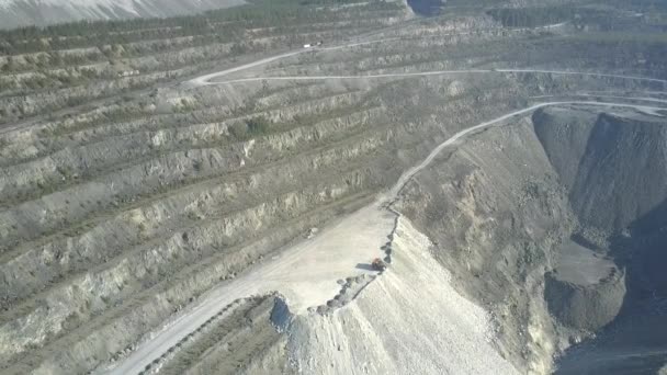Letecký pohyb ze staré terasy azbestu pit Canyon — Stock video