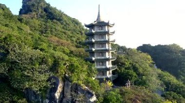 pagoda tepe üzerinde vahşi tropikal orman arasında etrafında hareket