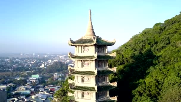 Zoom keluar terang benderang pagoda kuil Buddha di bukit di kota — Stok Video