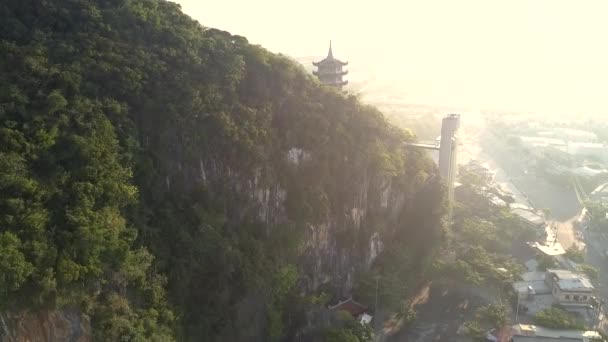 Ascensore a pagoda sulla collina forestale in città contro la luce del sole — Video Stock