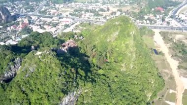 kuş gözü uçuş yol tarafından çevrili tepenin üzerinde tapınak çatılar üzerinden