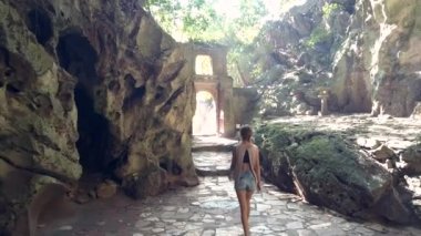arka kız taş kemer bir geçit mağara size yürür
